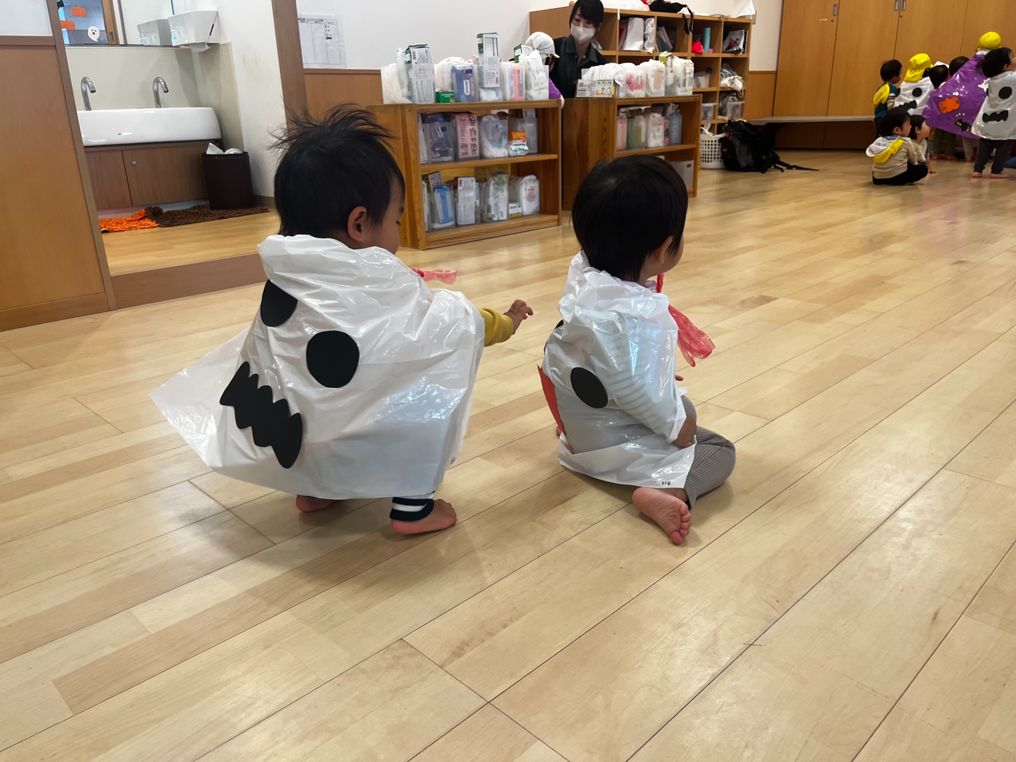 マントを着けた子どもたち