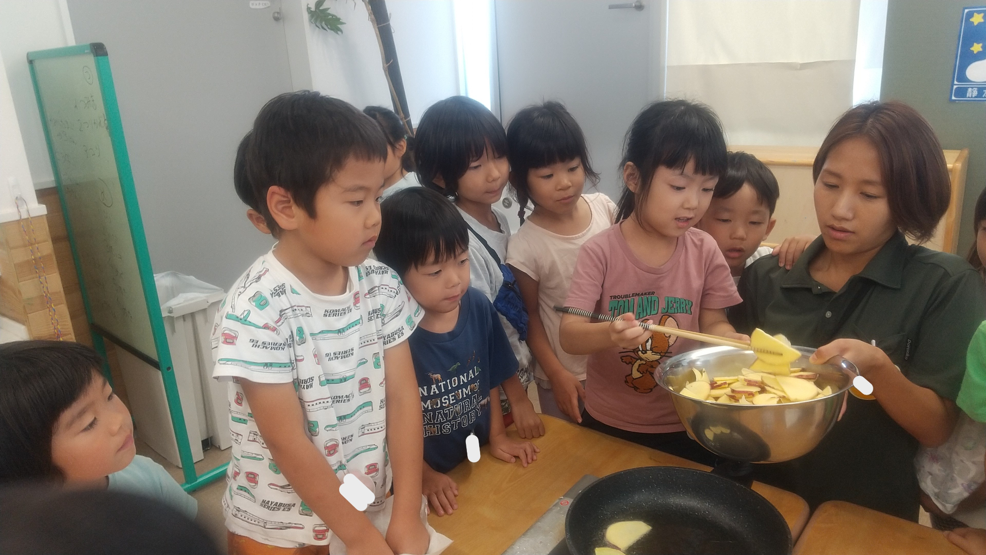 サツマイモチップスを調理する子ども