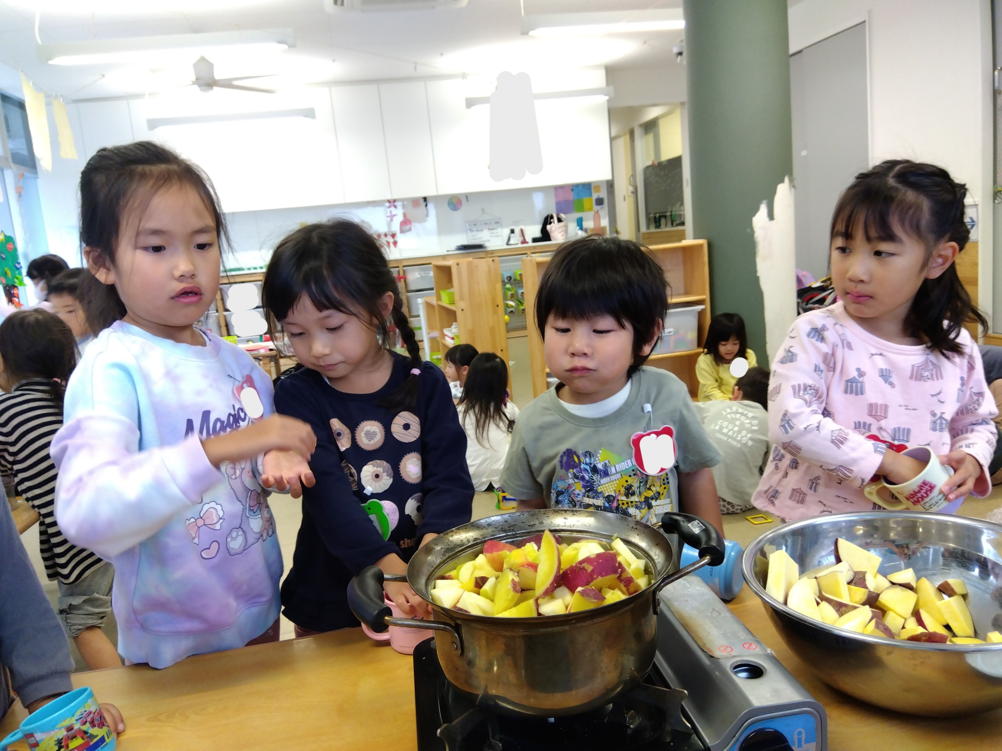 サツマイモが煮られる様子