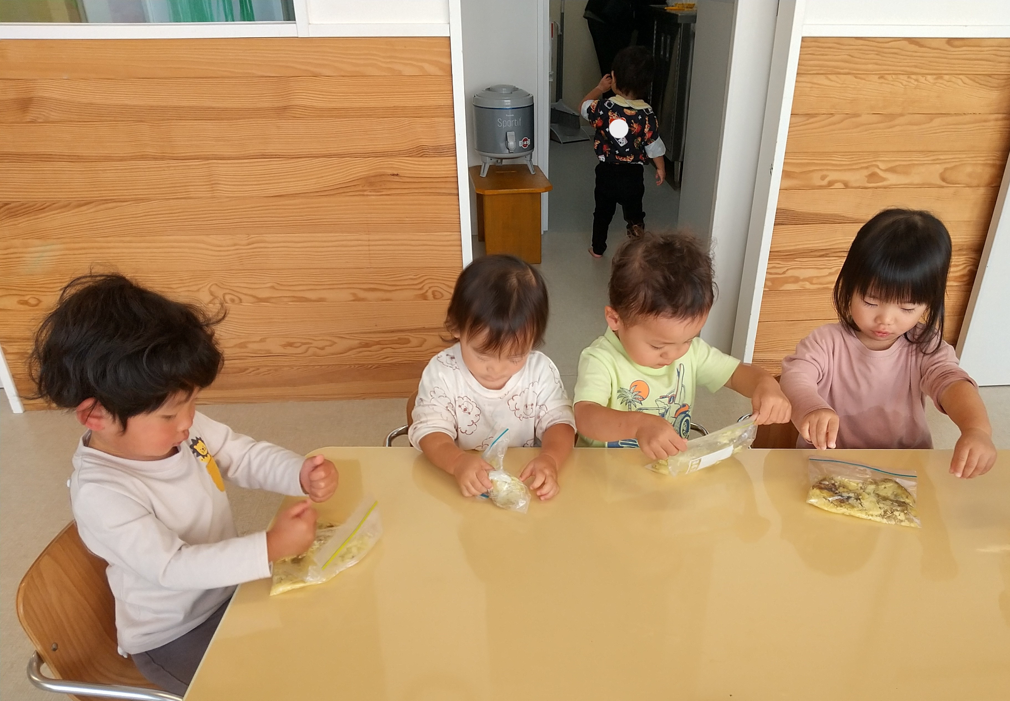 サツマイモをつぶす子どもたち
