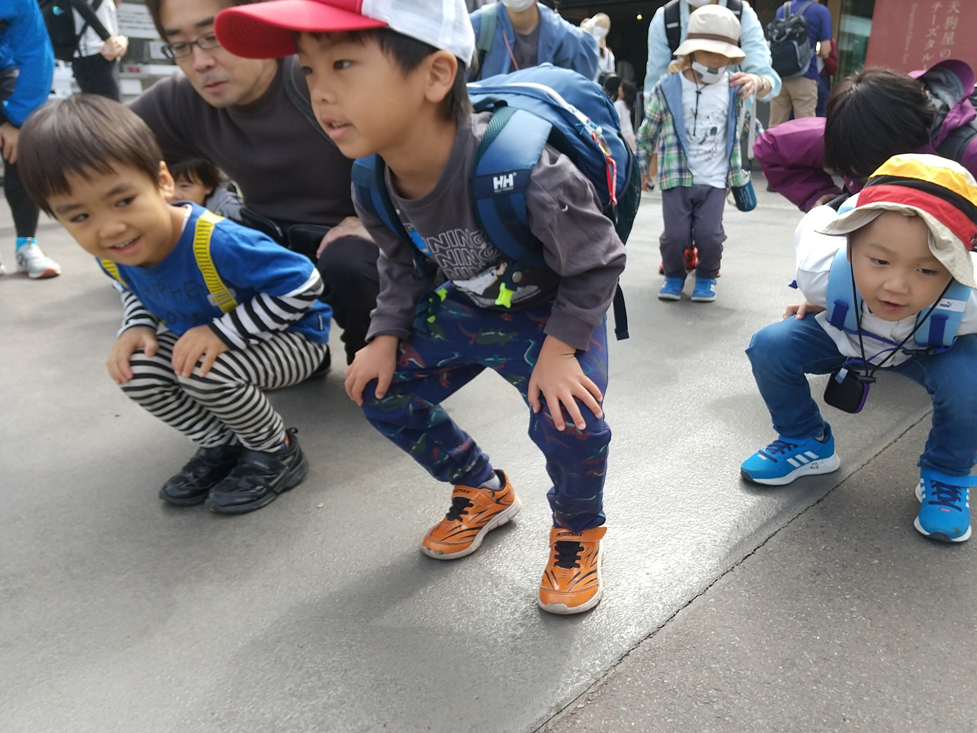 屈伸をする子どもたち
