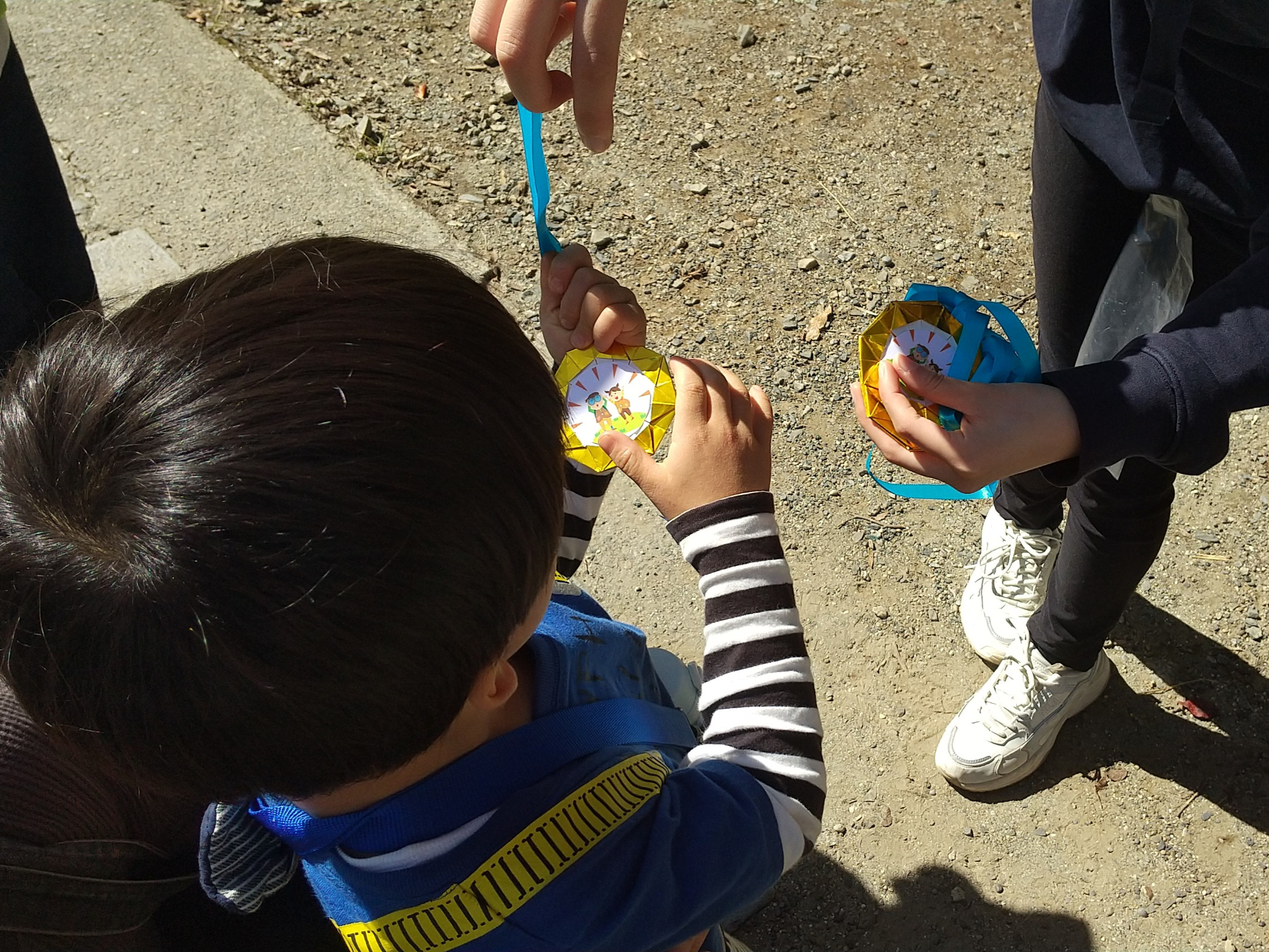 メダルをもらう子ども