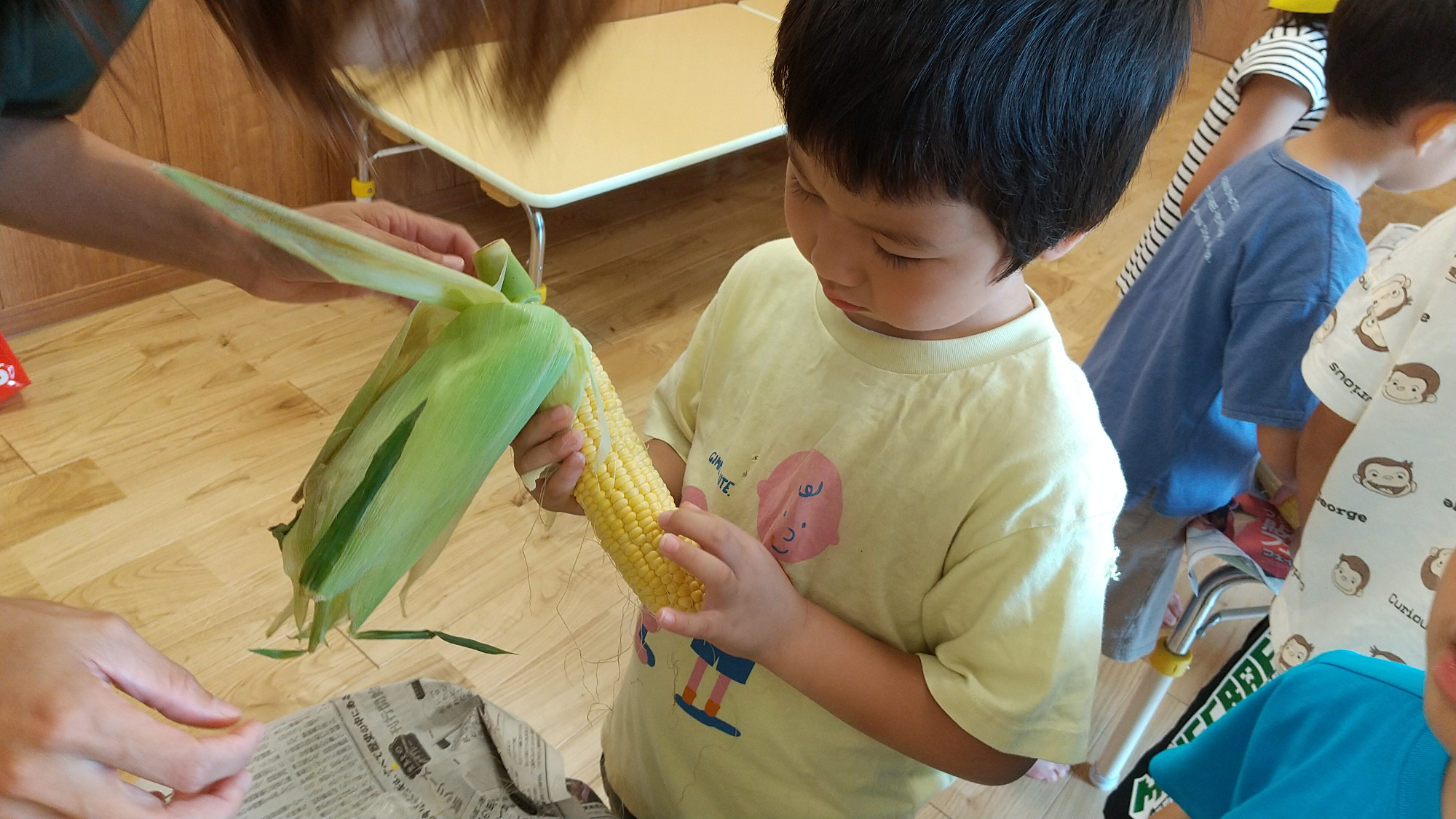トウモロコシに触れる子ども
