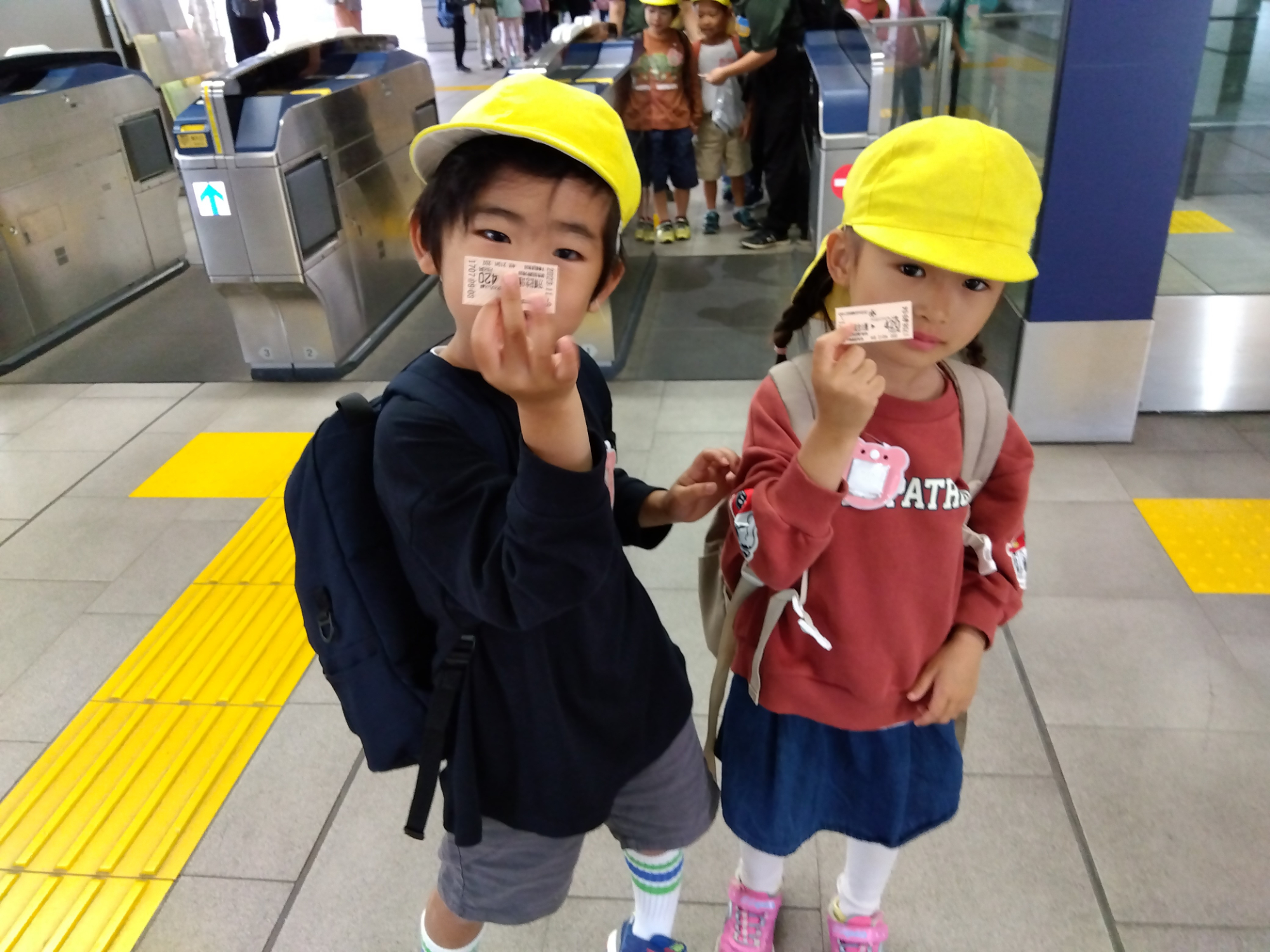 切符を見せてくれた子どもたち