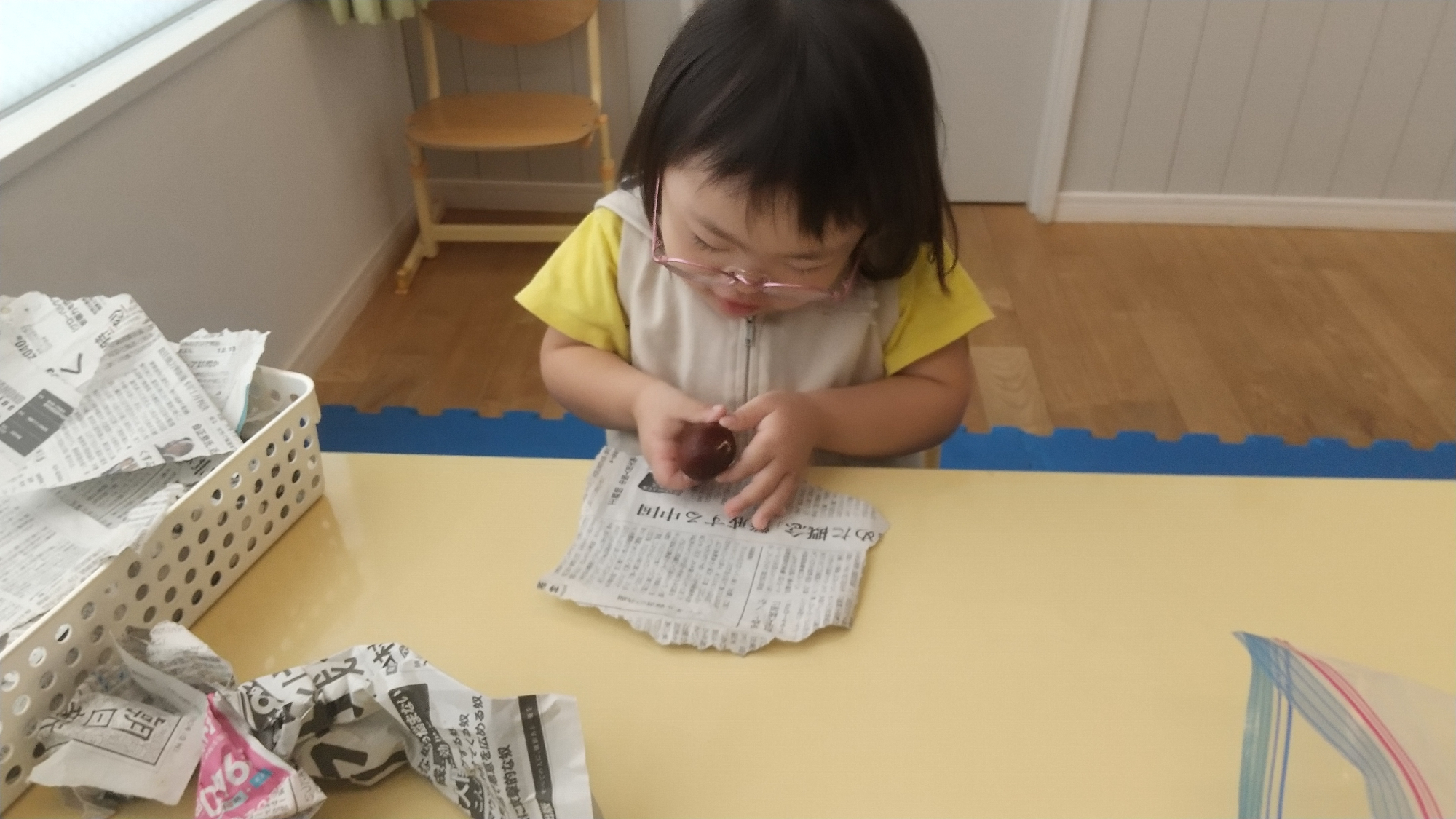 栗を包む子ども