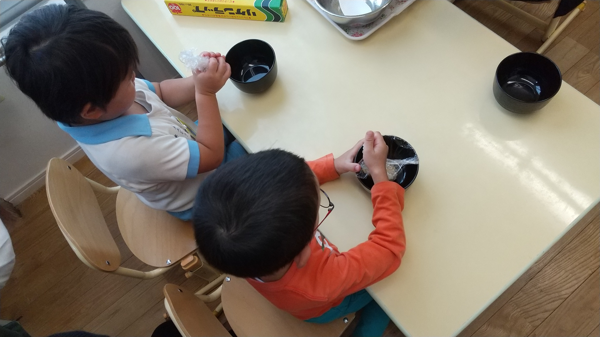 栗ご飯を握る子どもたち