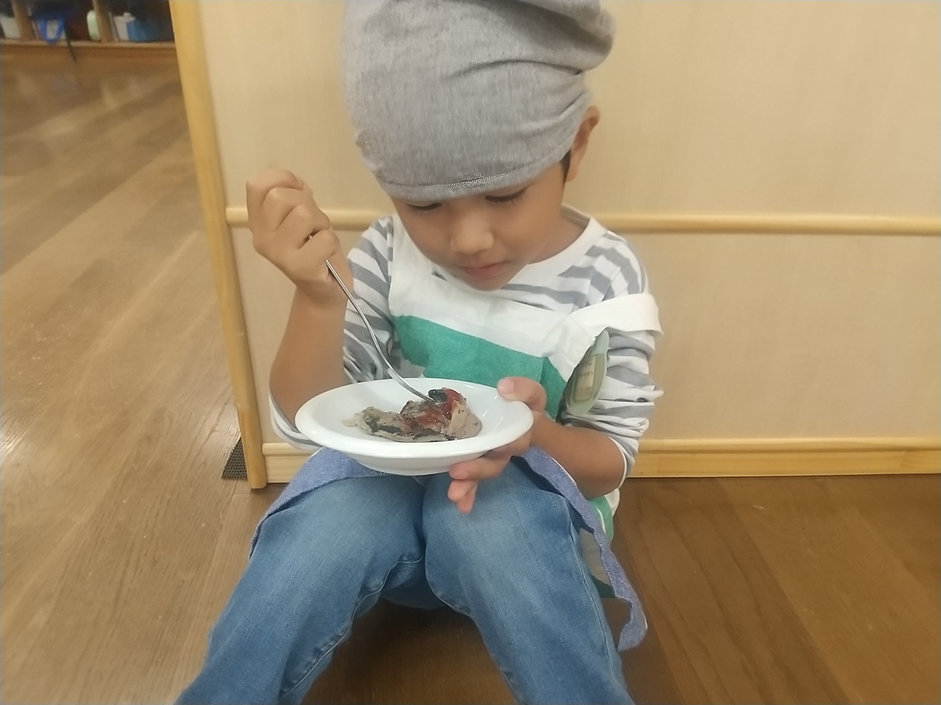 イワシを食べる子ども