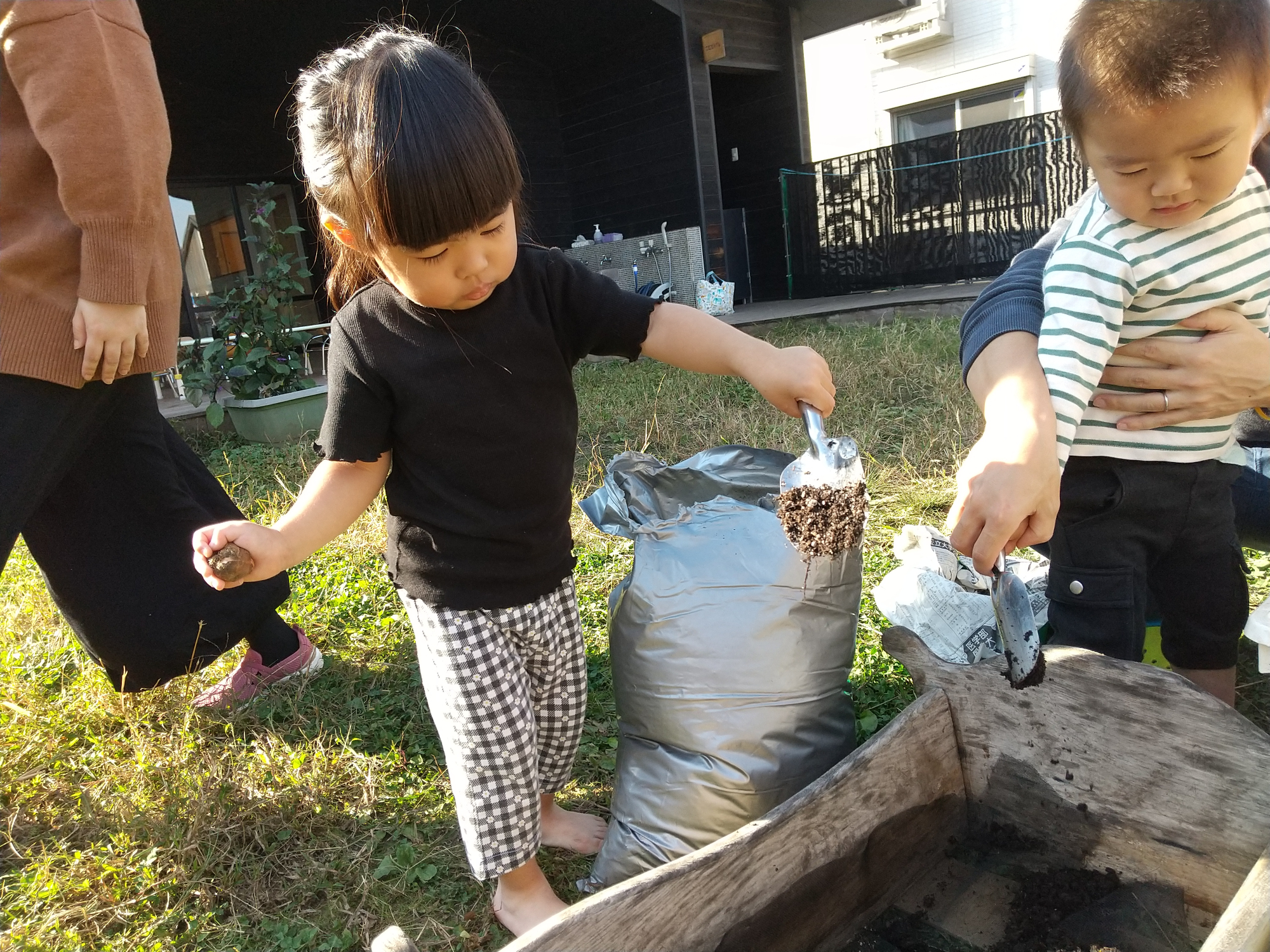 土を入れていく子ども