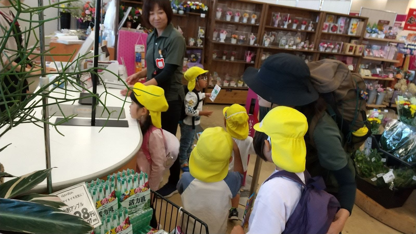 種を買う子どもたち