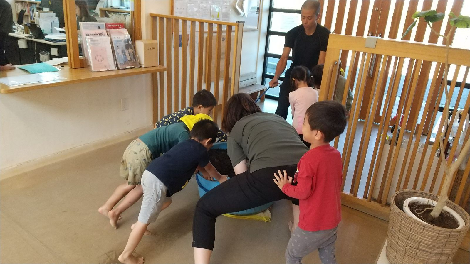 タライを運ぶ子どもたち