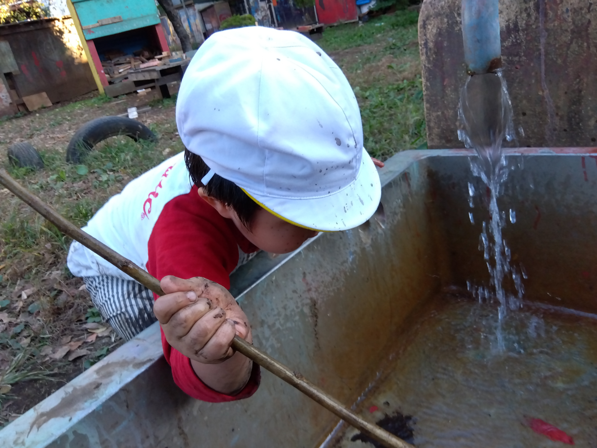 水遊びをする子ども