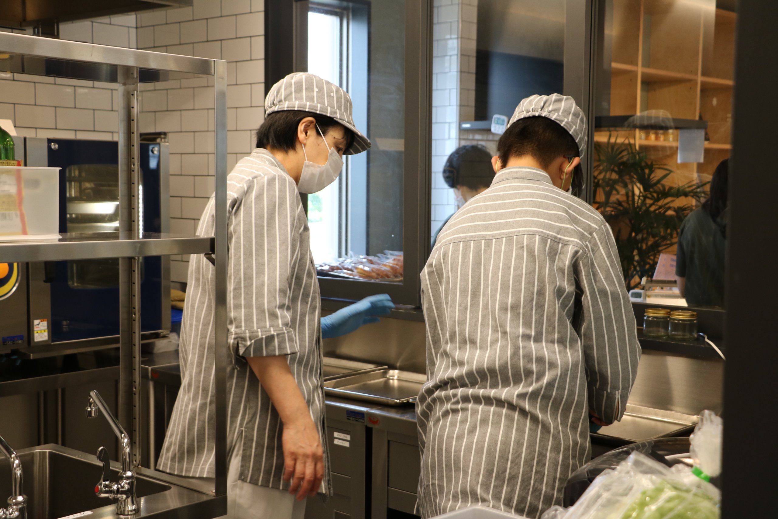 利用者の方と働く二神さん