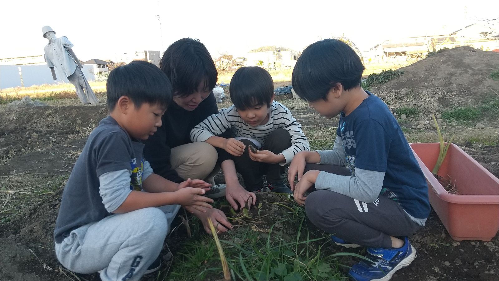 センター裏の畑で畑仕事に精を出す