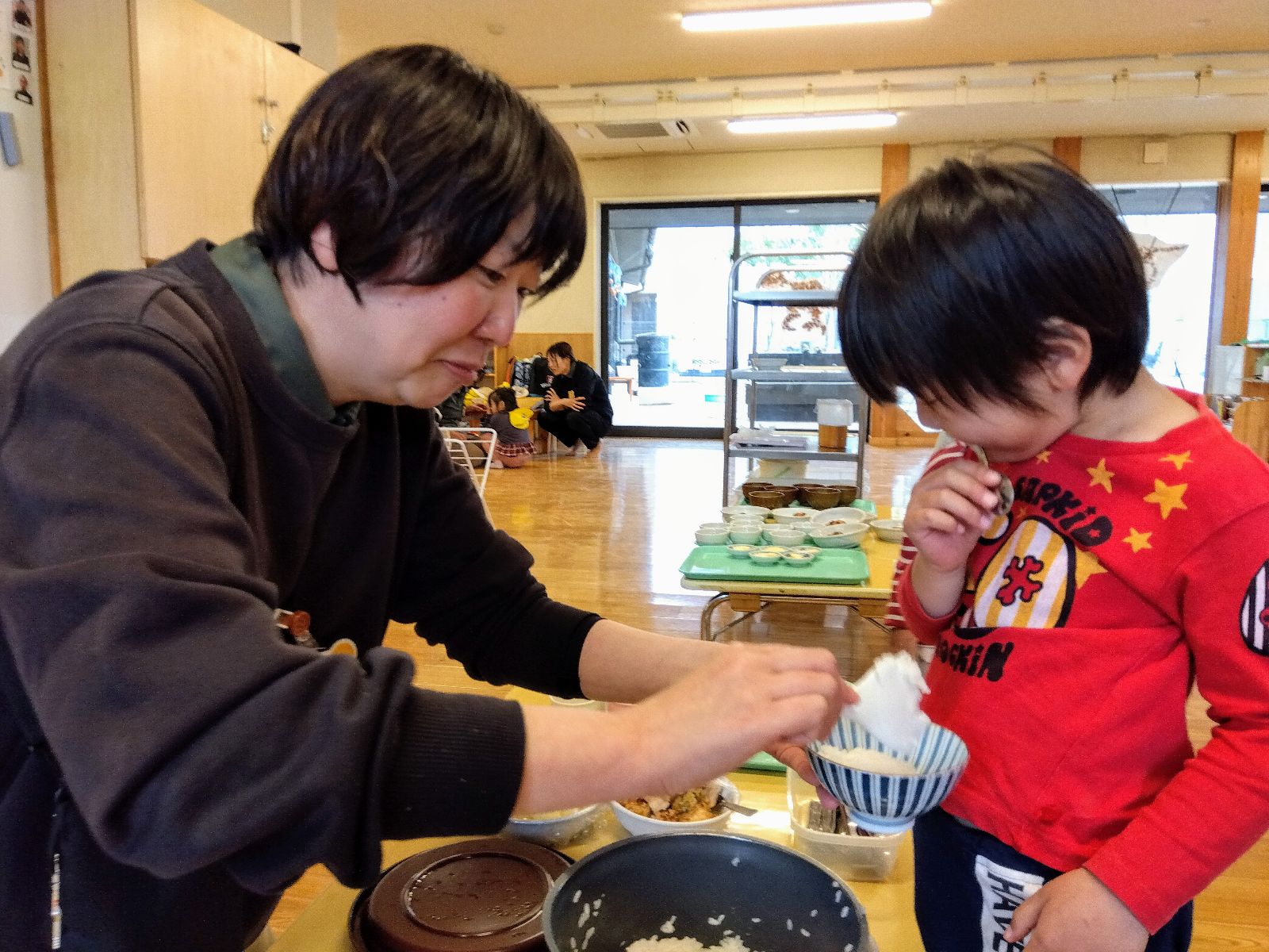 給食の配膳も手伝います