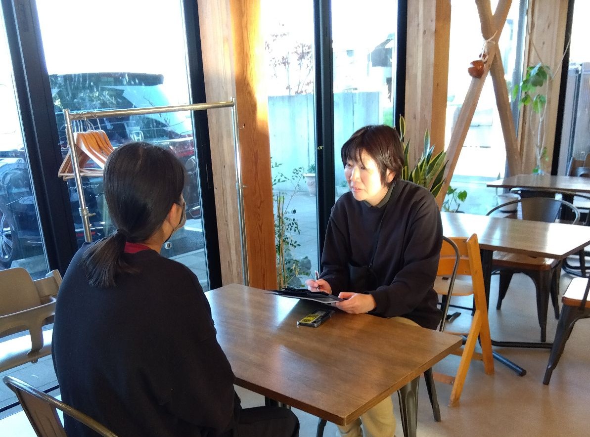 保護者の方のお話を丁寧に聞き取ります