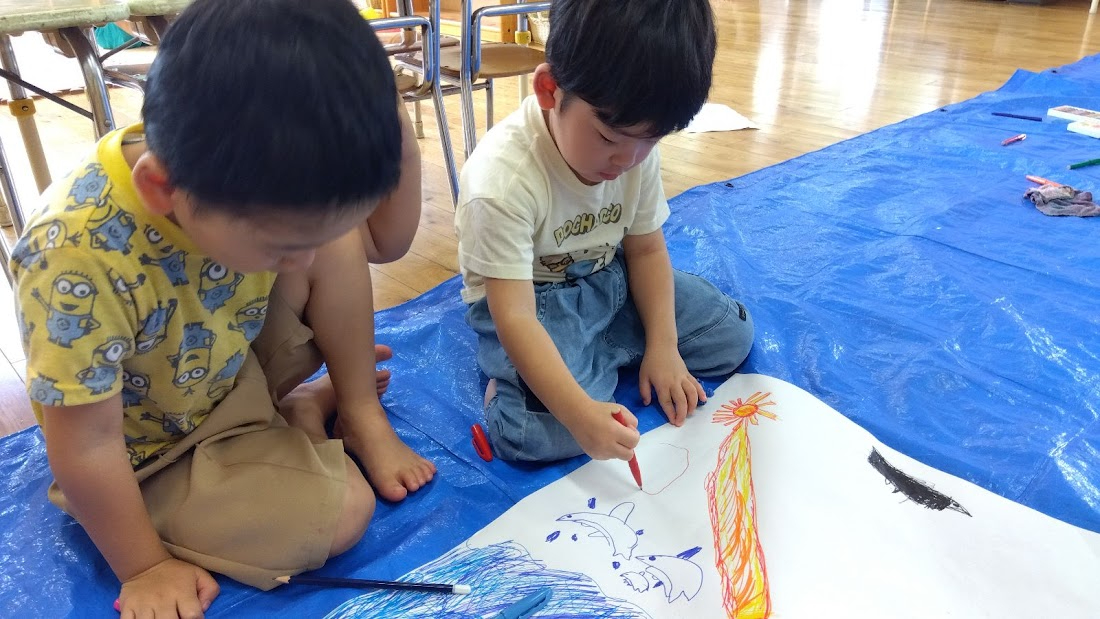 絵を描く子どもたち