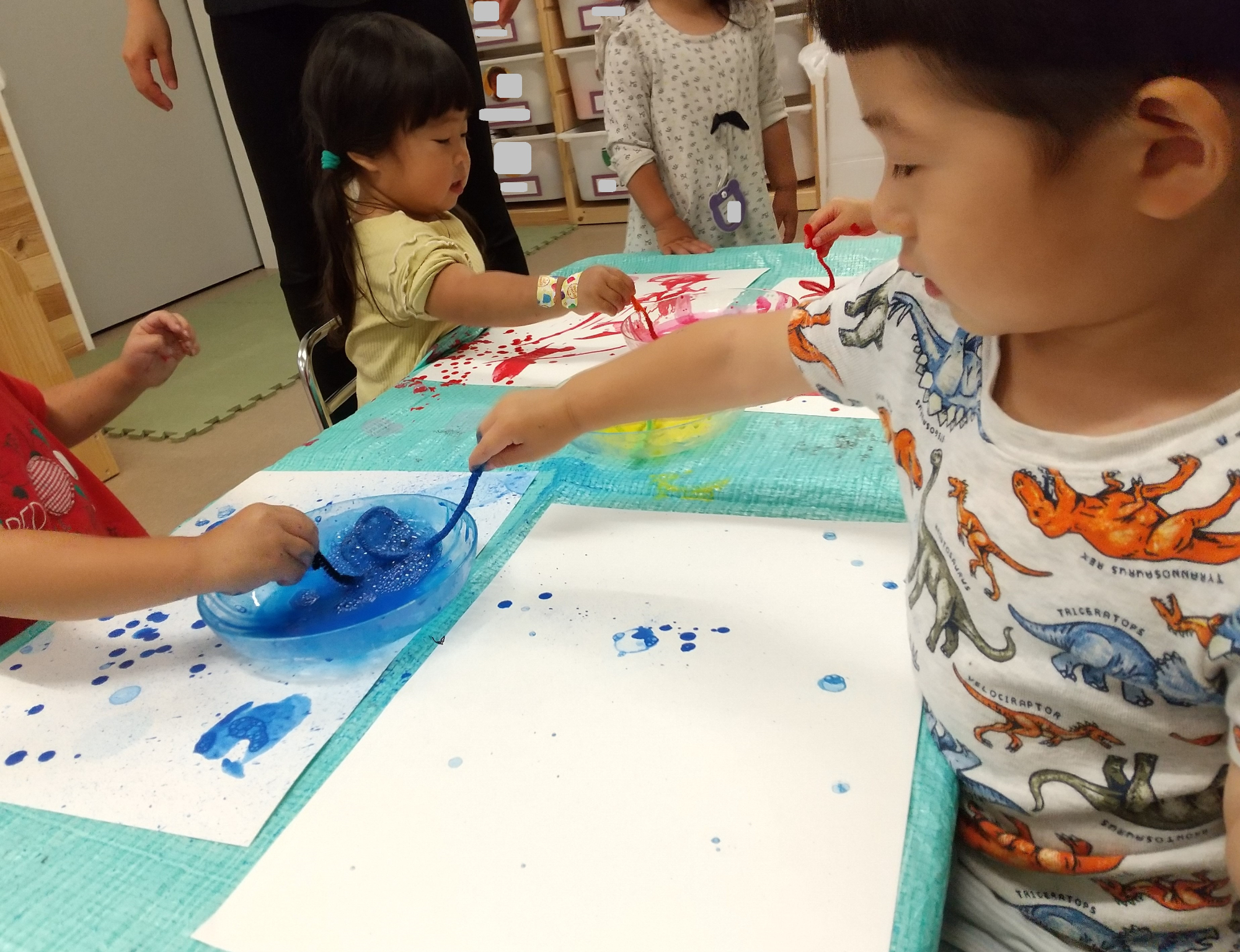 絵を描く子どもたち