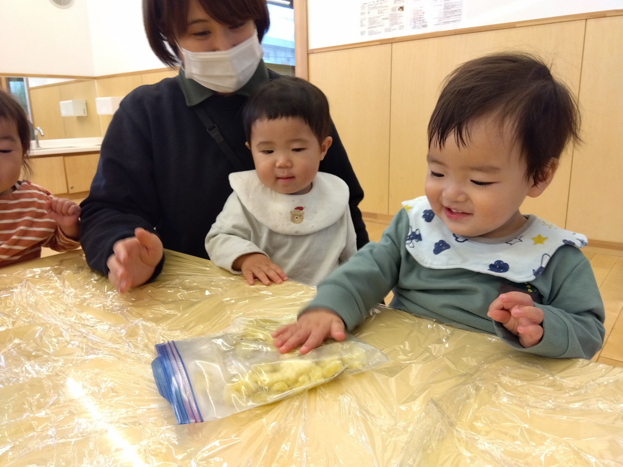 芋を手で潰す様子