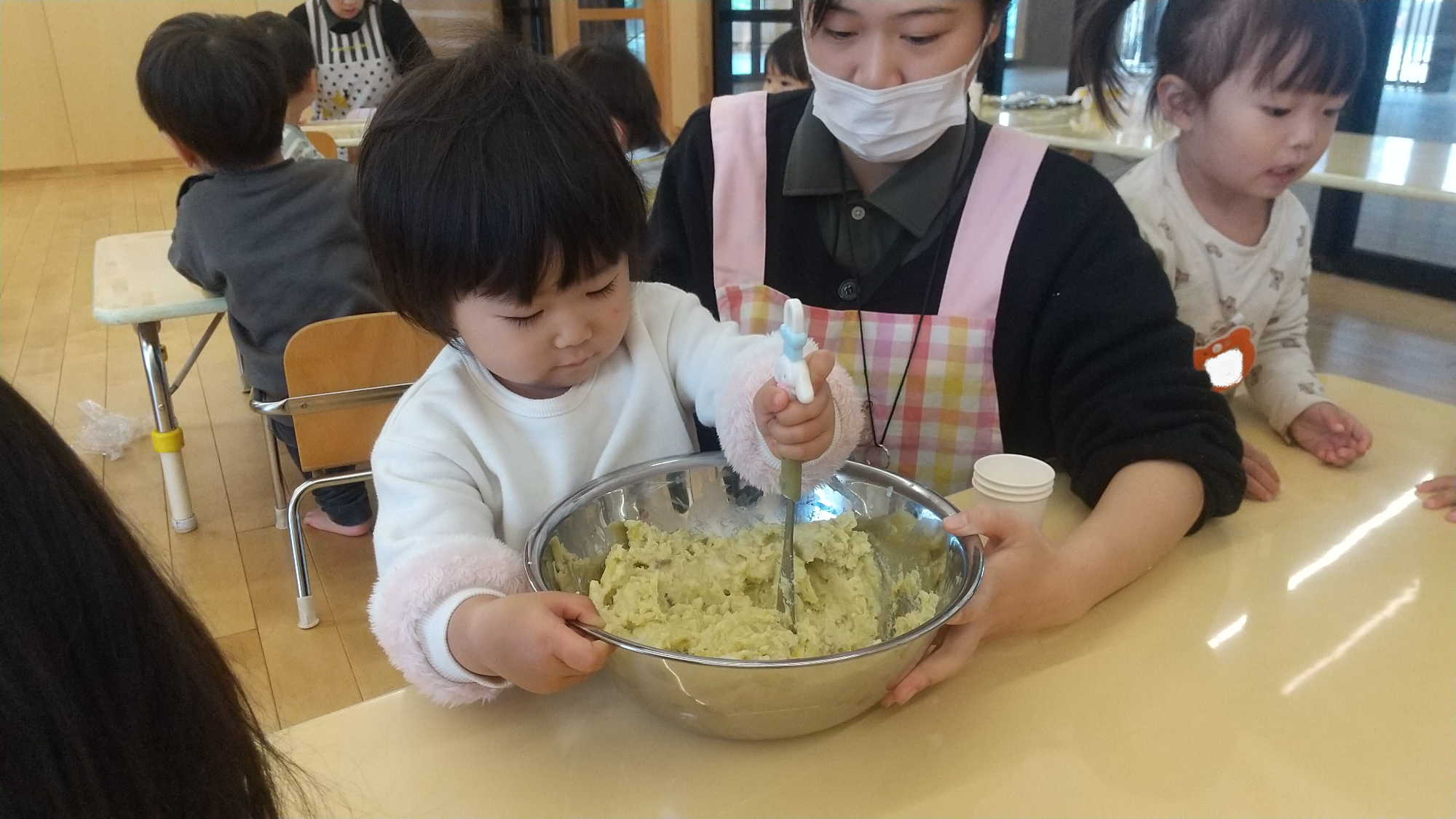 材料を混ぜる子ども