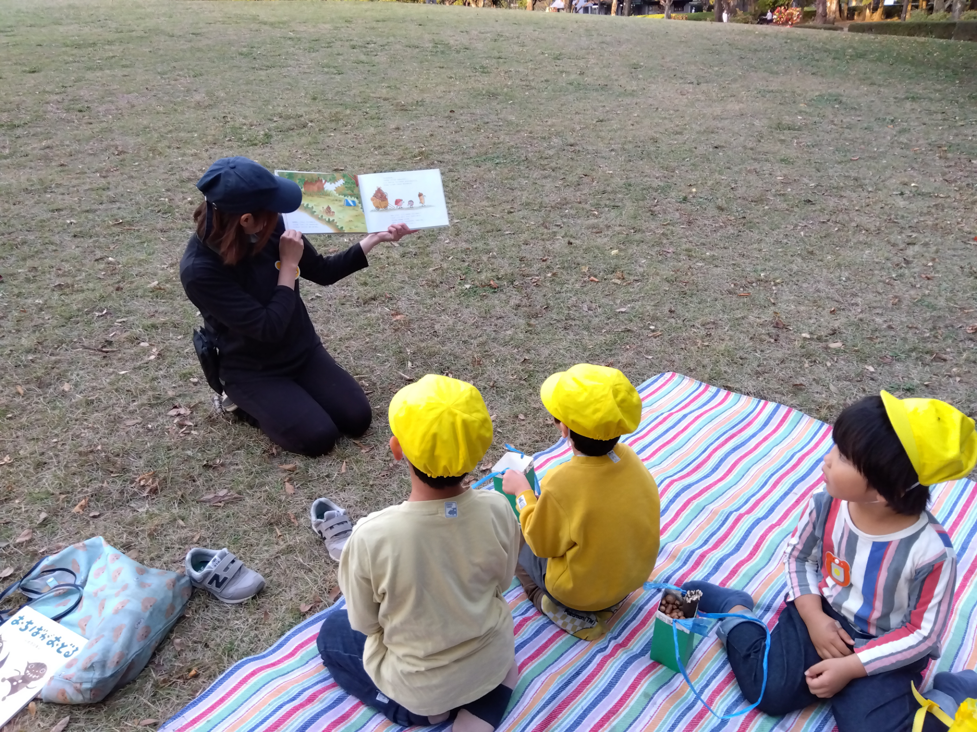 公園での読み聞かせ