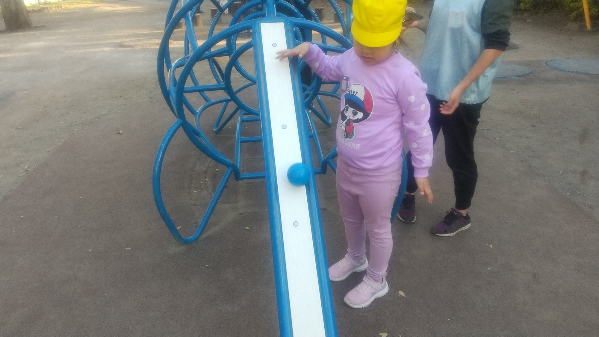 ボールを転がす子ども