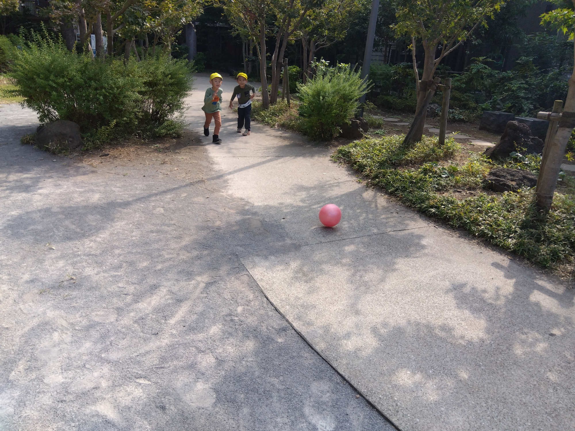 サッカーをして遊ぶ子どもたち