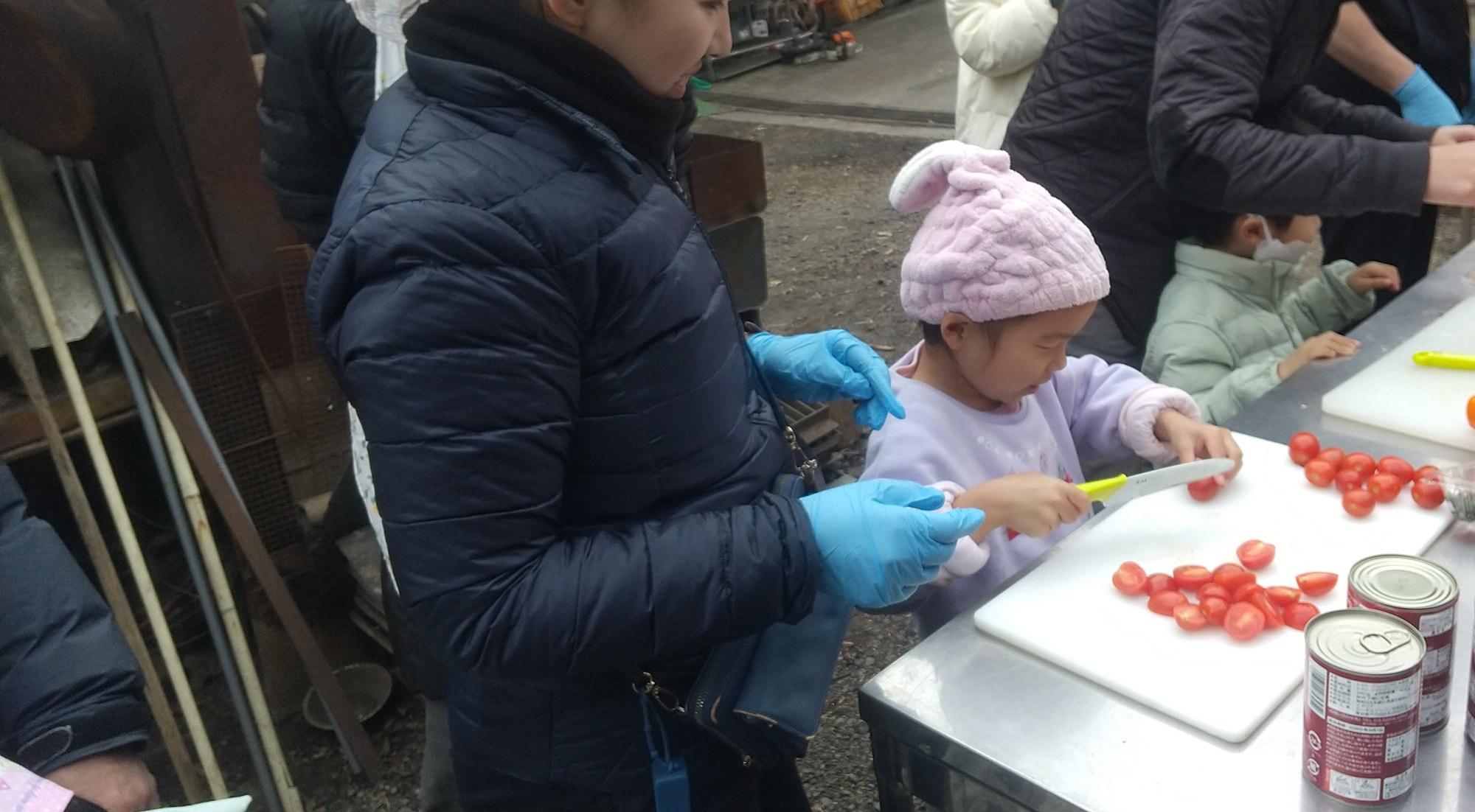 トマトを切る子ども