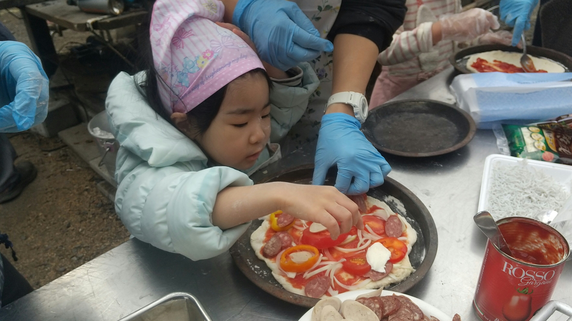 トッピングを乗せる子ども