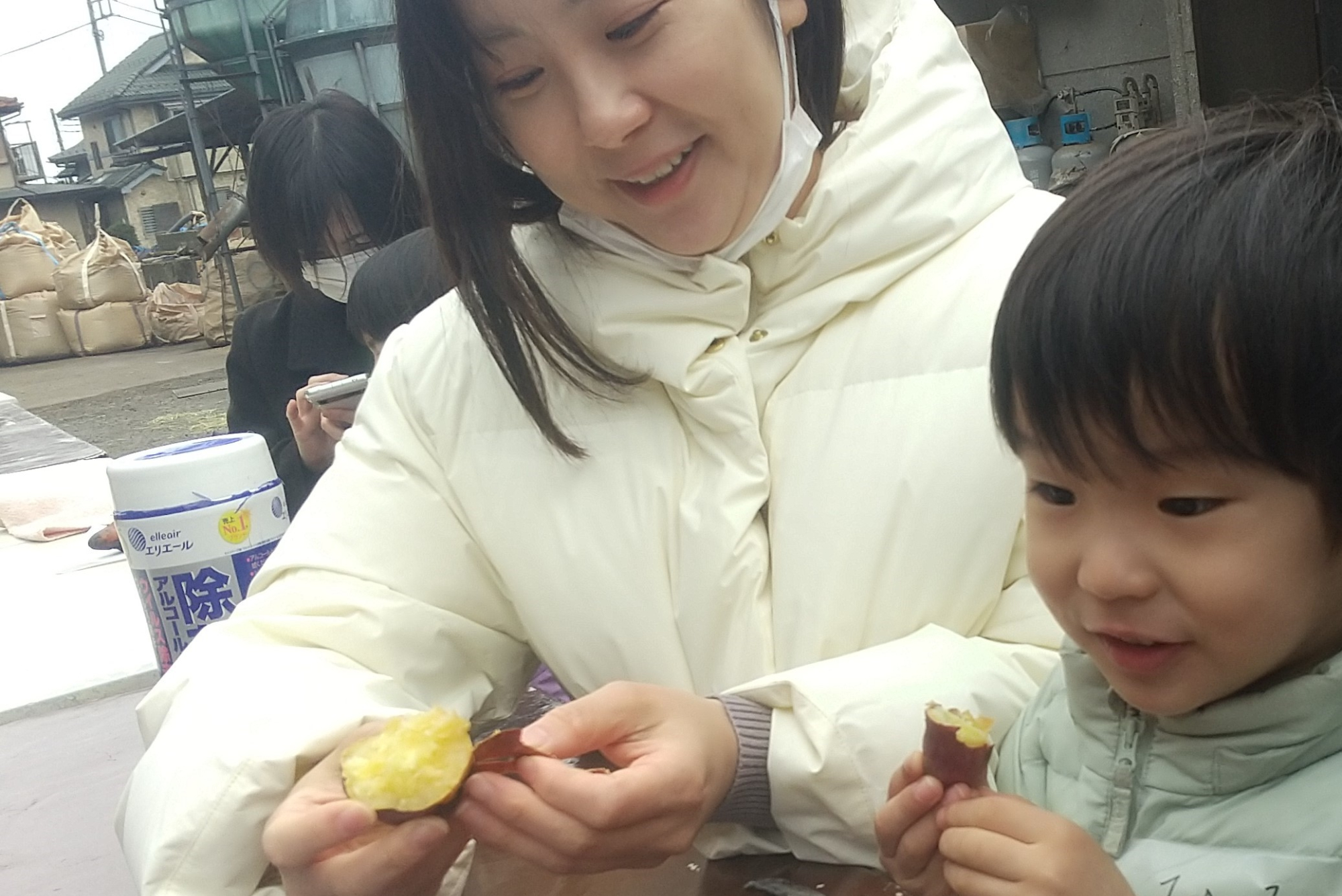 やきいもを食べる様子