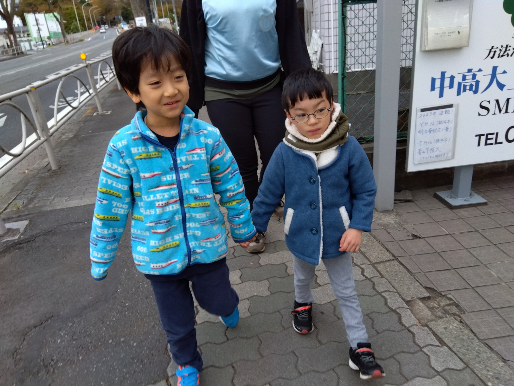 手を繋いで歩く子どもたち