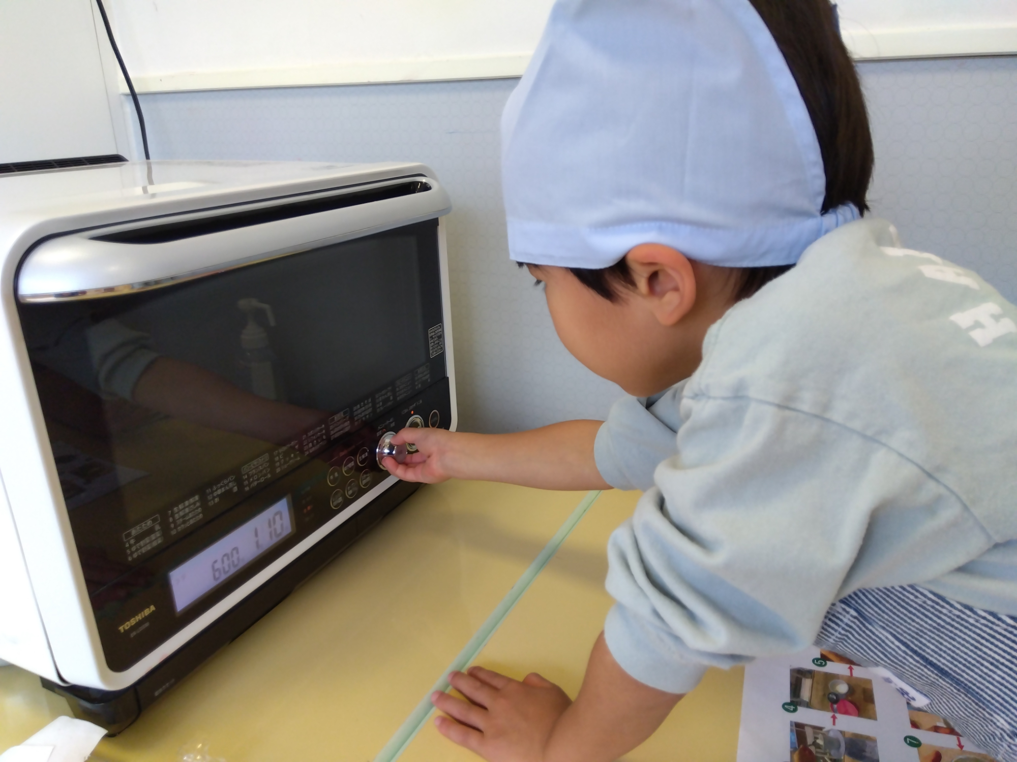 レンジで生地を膨らませる子ども