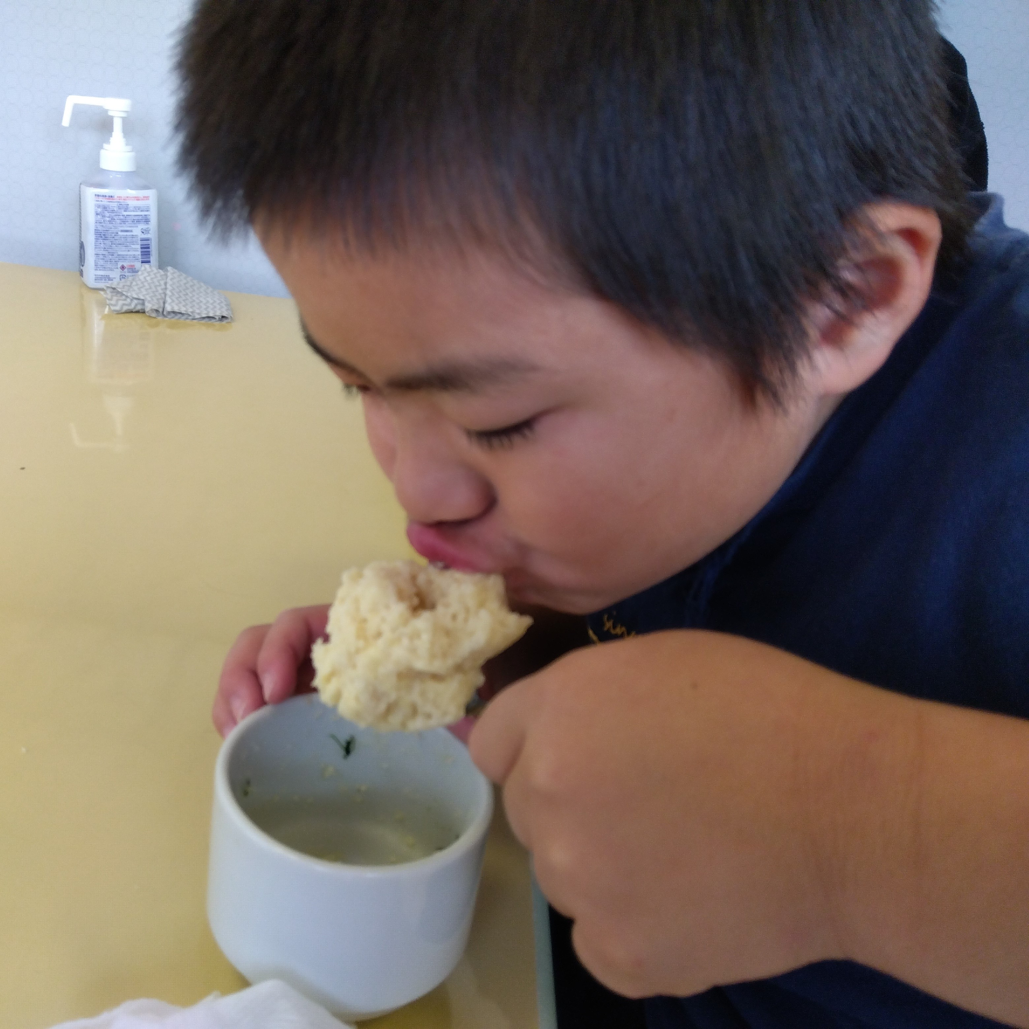 ケーキにかぶりつく子ども