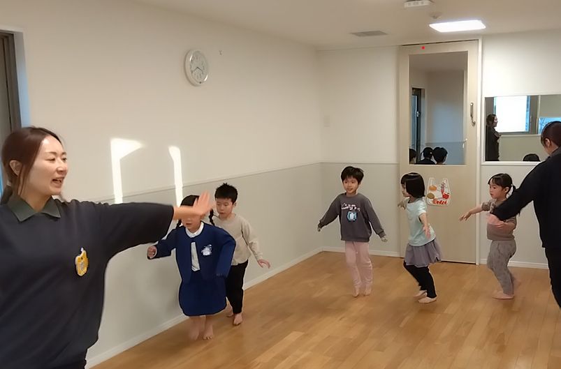 「メダカ」を行う子どもたちとスタッフ