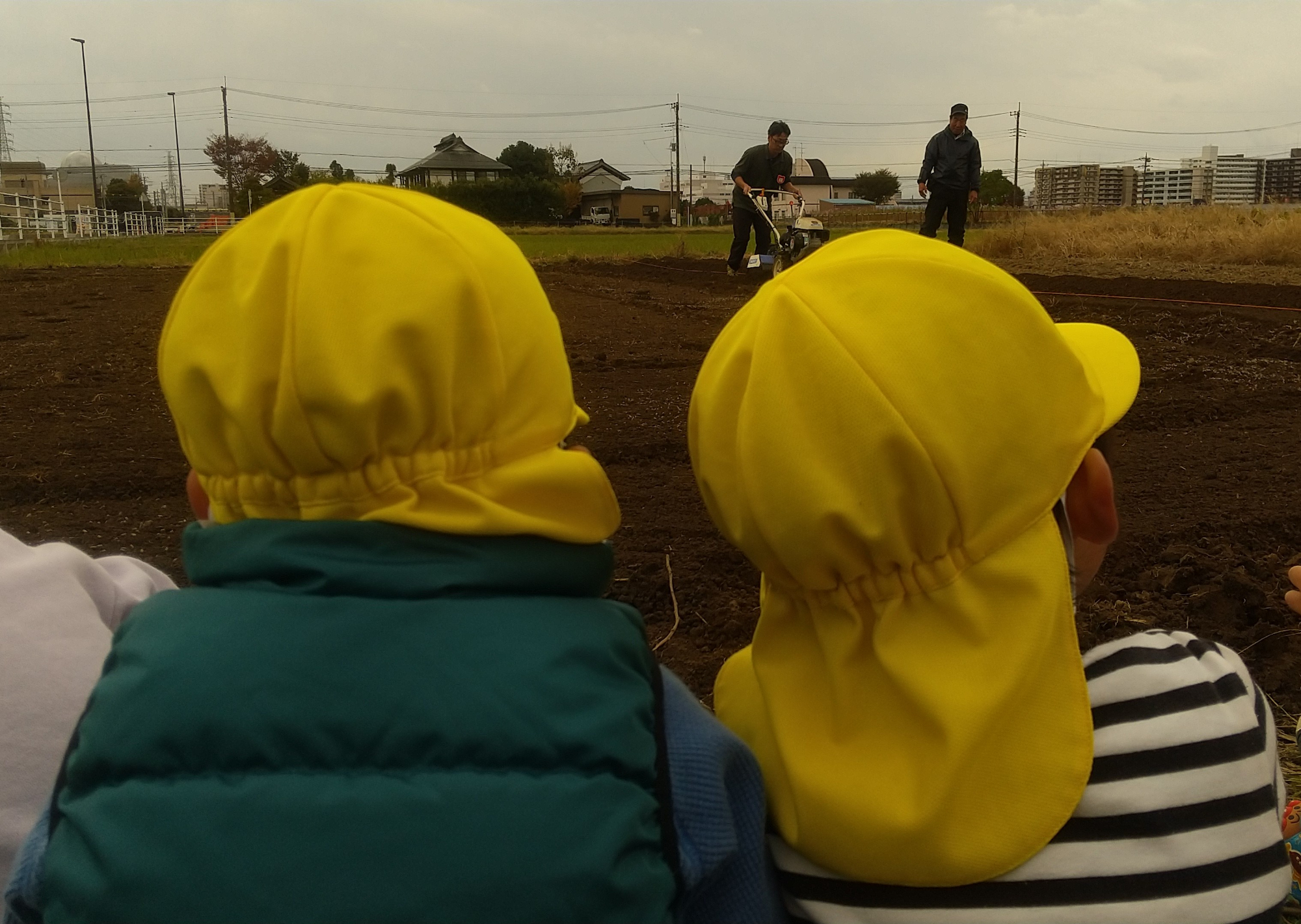 耕運機を見学する子どもたち