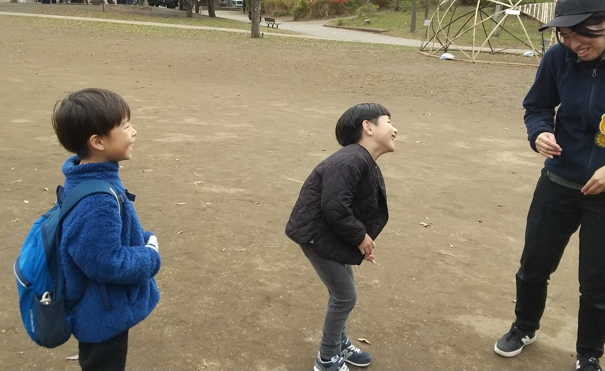 スタッフと笑う子どもたち