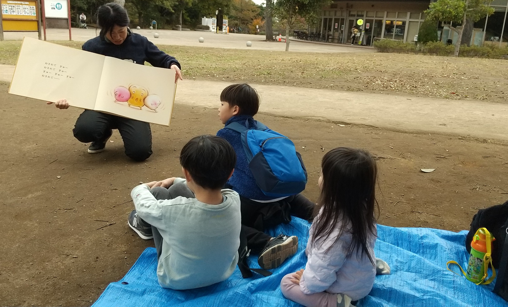 読み聞かせを聞く子どもたち