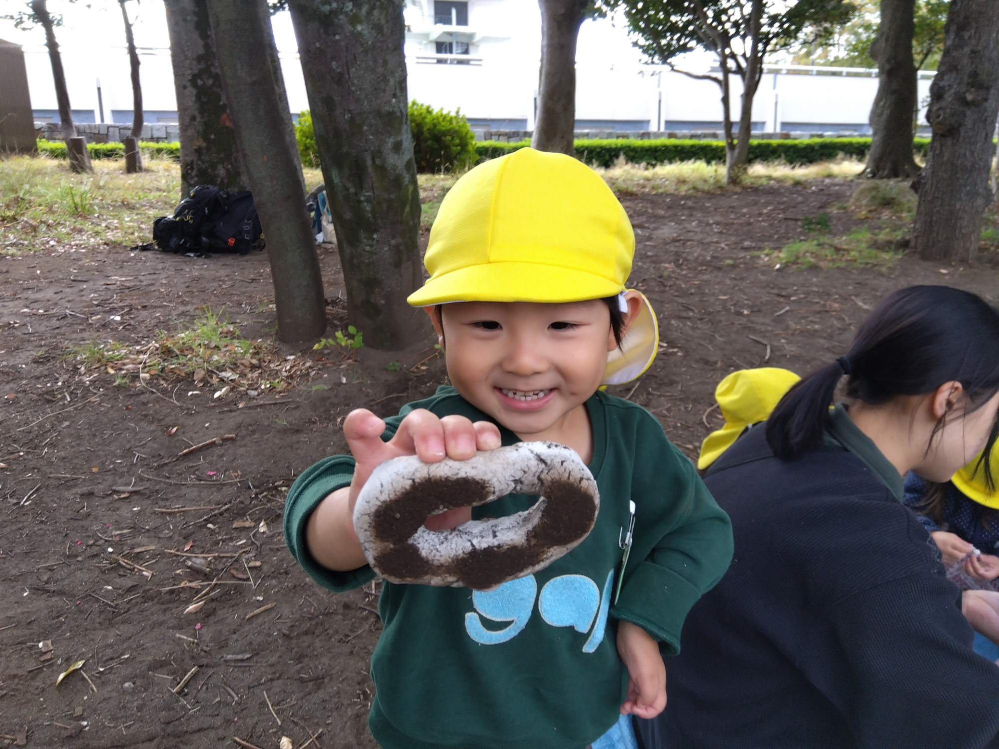 見つけたものを見せてくれる子ども