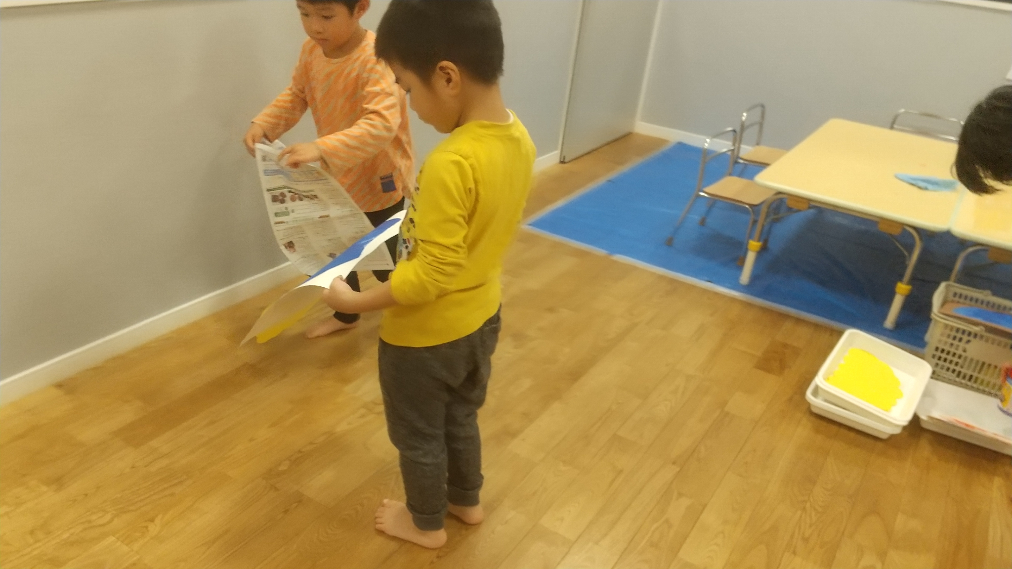 新聞紙を持ってくるBくん