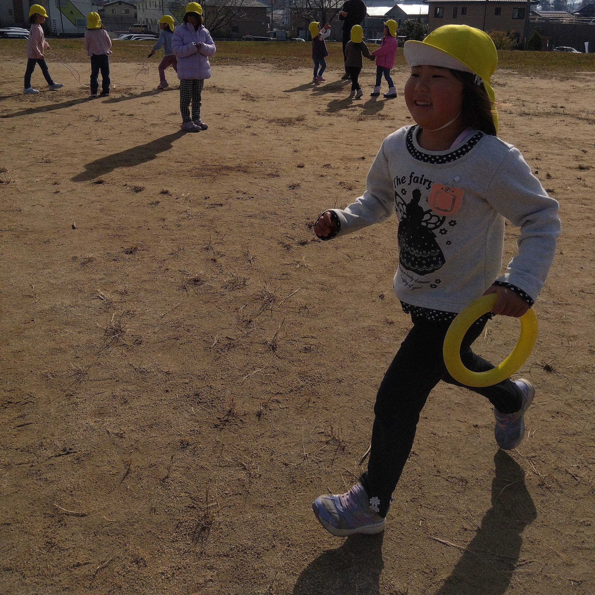 リレーで遊ぶ子ども