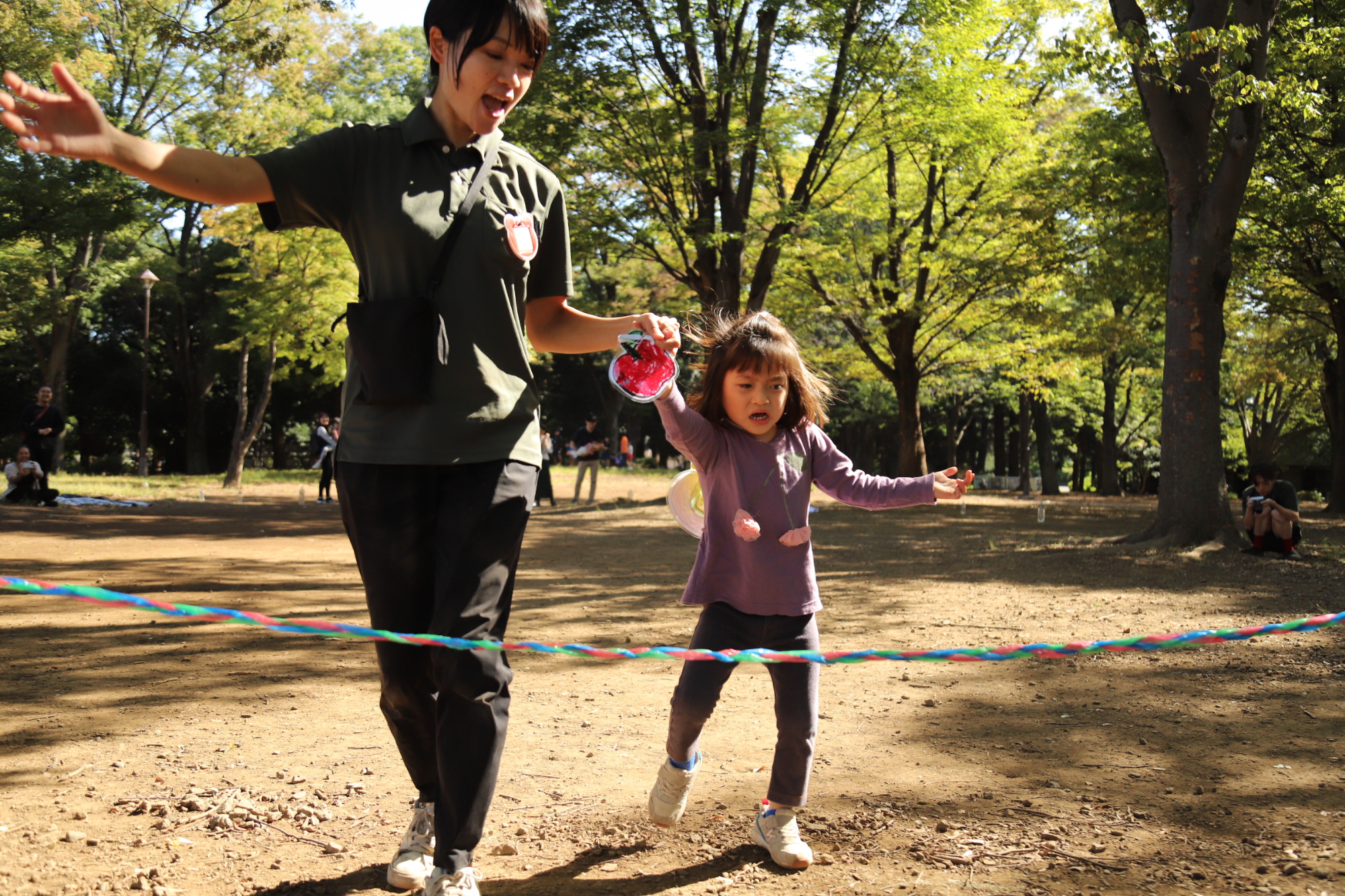 ゴールテープを切る子ども