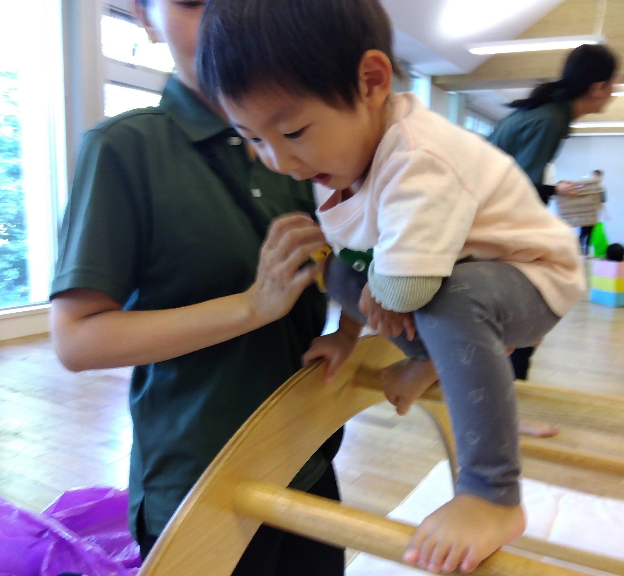 遊具で体を動かす子ども