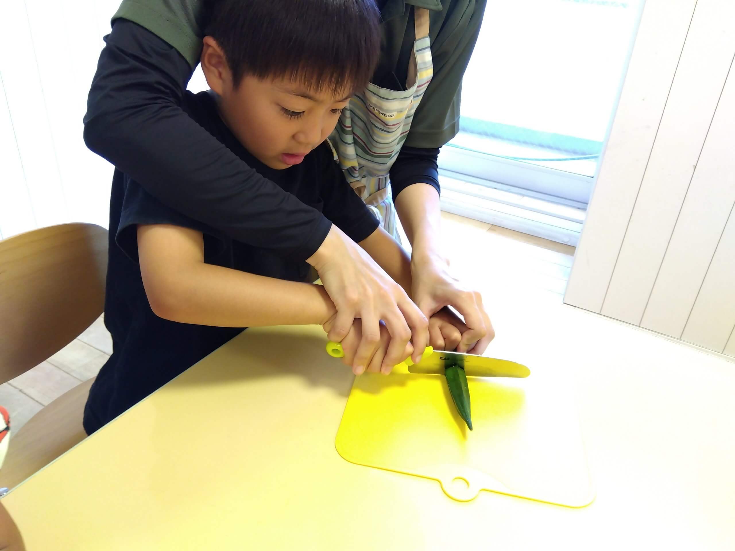 オクラを切る子ども