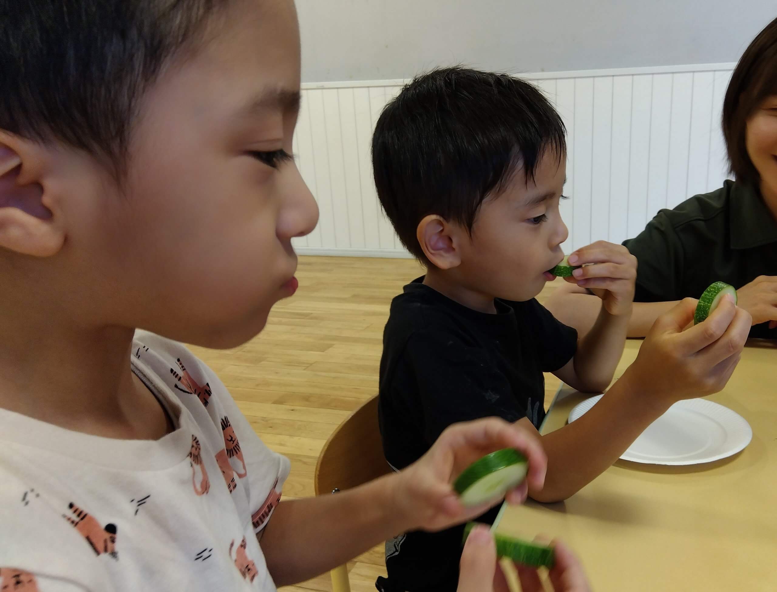 きゅうりを食べる子どもたち