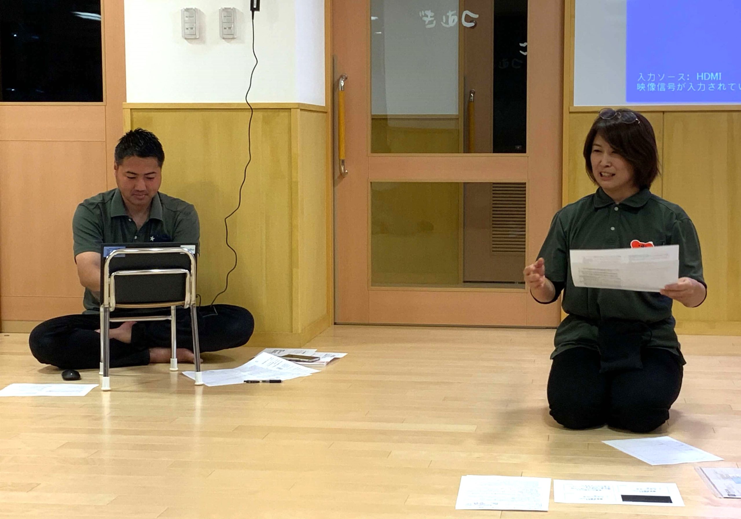 宮澤施設長が真剣に話します