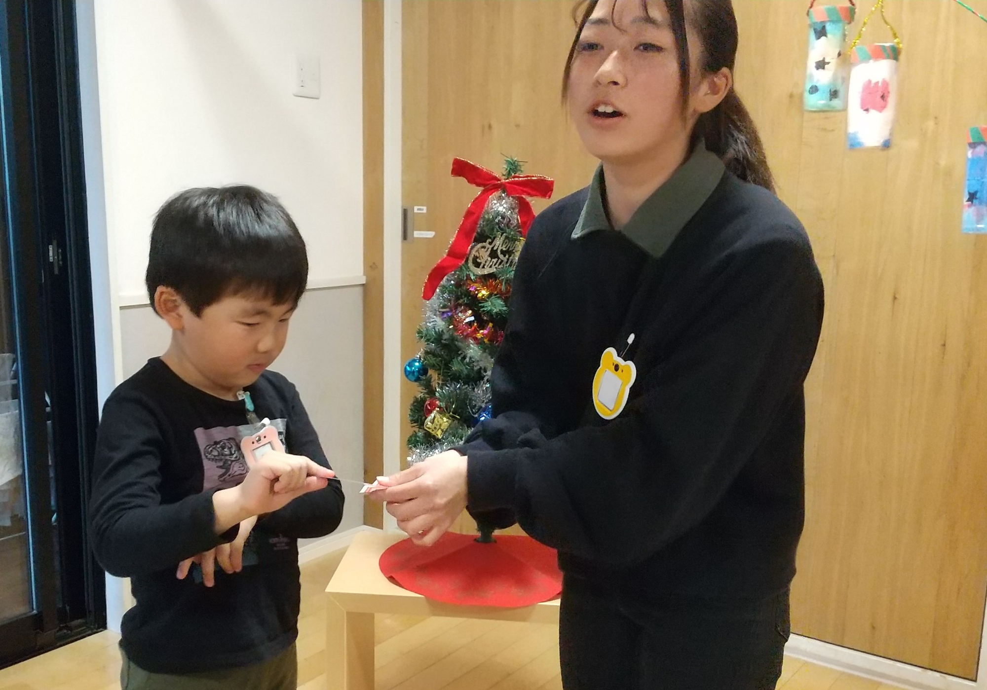 トランプを引く子ども