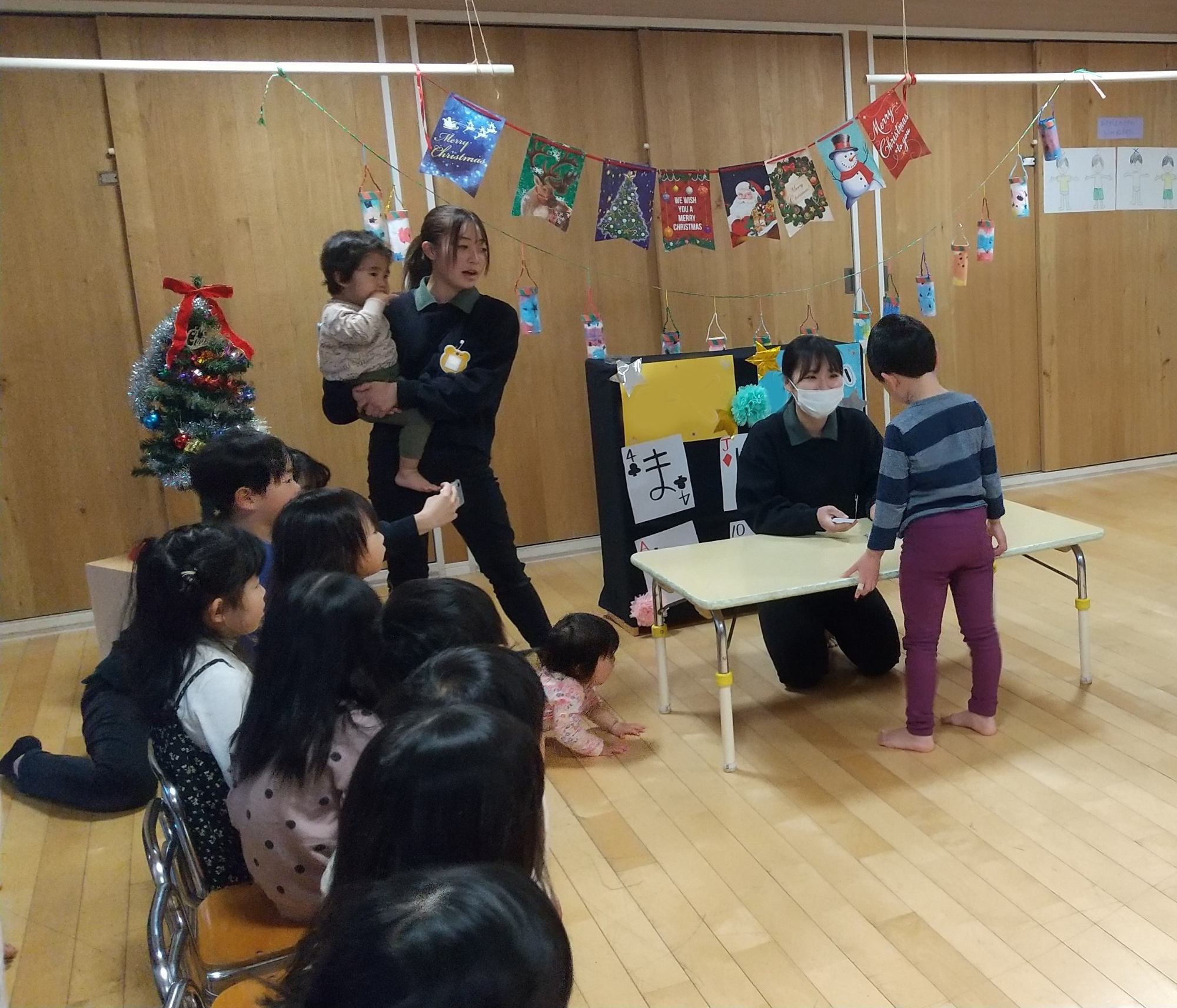 マジックを見る子どもたち