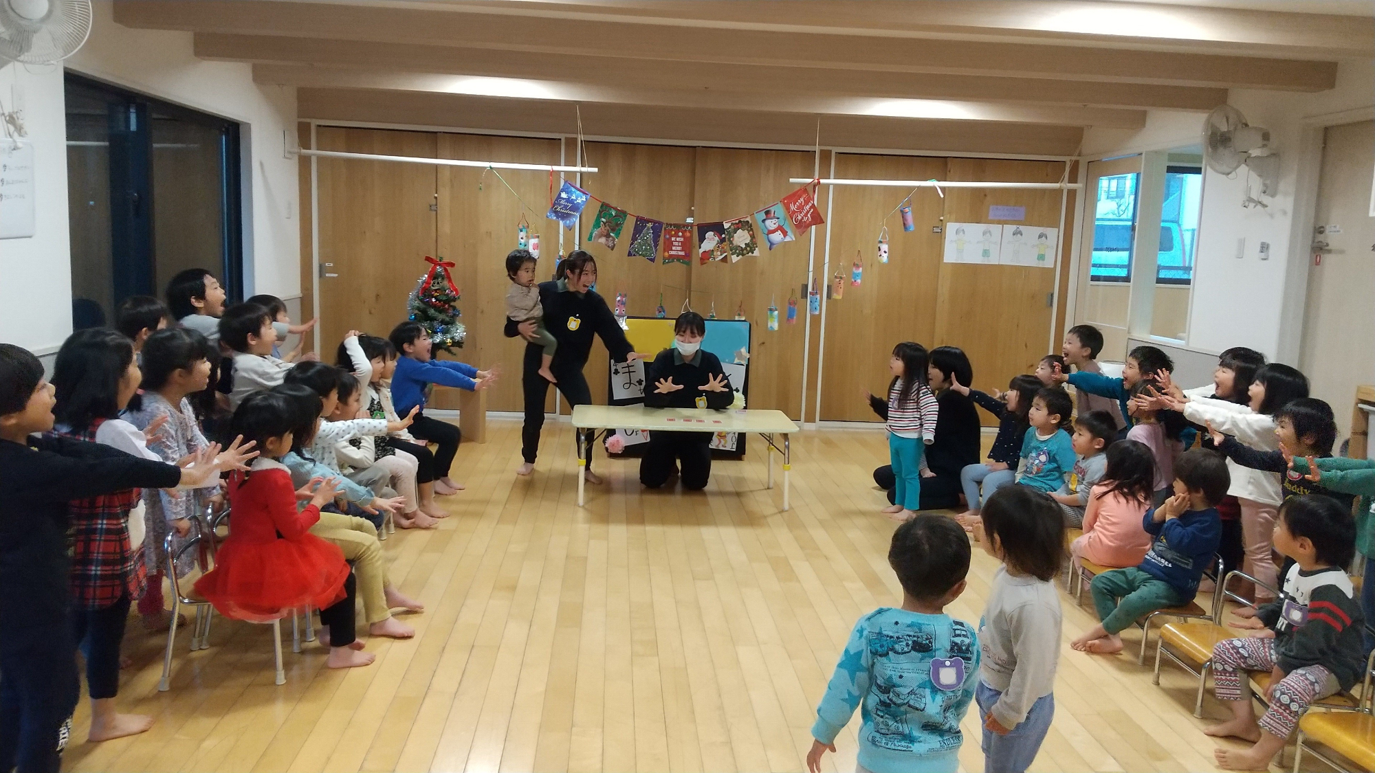 パワーを送る子どもたちと保育者
