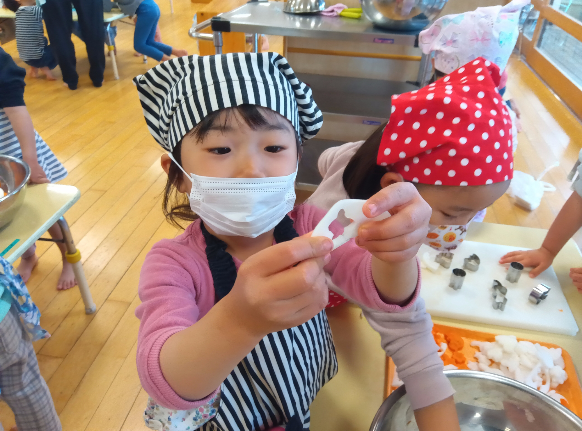 型取りした大根と子ども