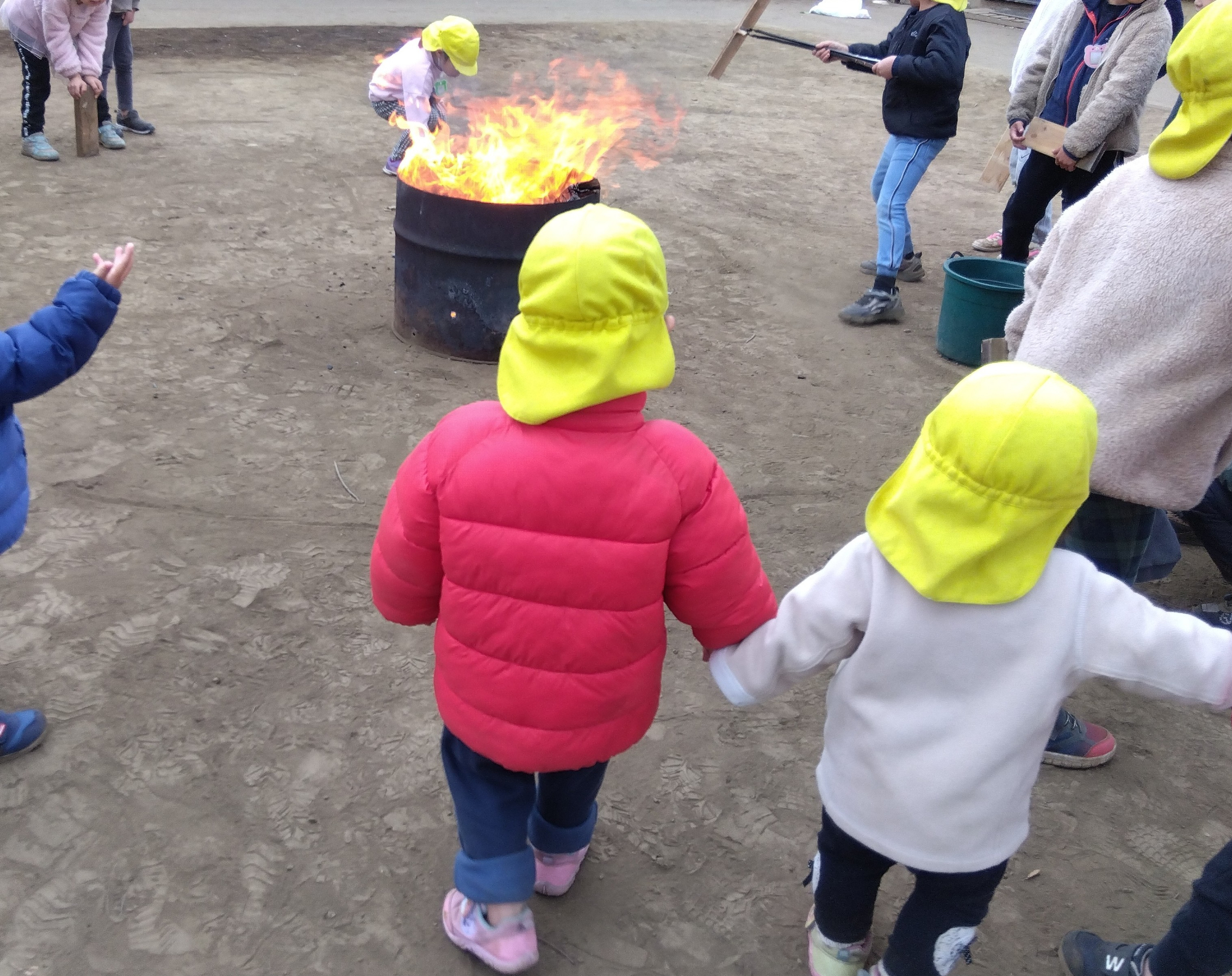 焚火を囲む子どもたち