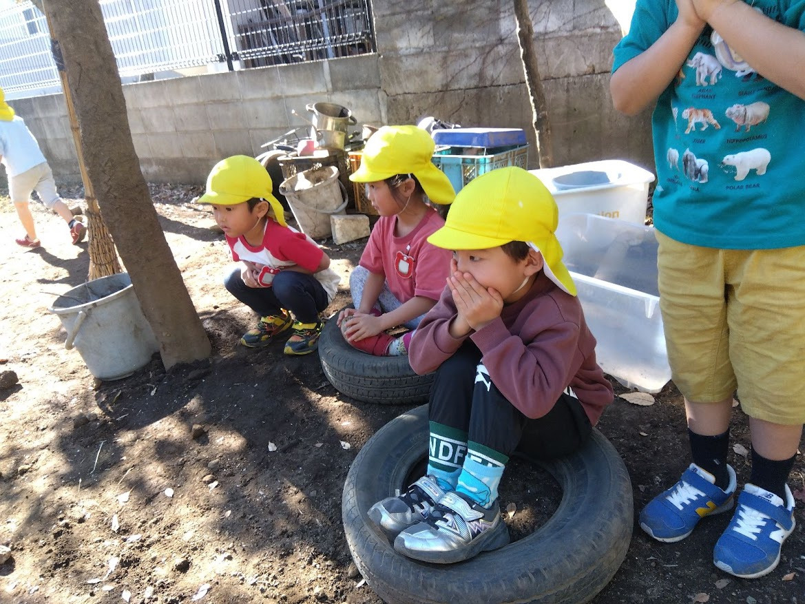 口を抑える子ども